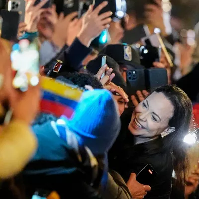 OSLO (Norway), 11/12/2025.- Nobel Peace Prize laureate Maria Corina Machado greets supporters at the Grand Hotel in Oslo, Norway, 11 December 2025. She received the Nobel Peace Prize 2025 for her tireless work promoting democratic rights for the people of Venezuela and for her struggle to achieve a just and peaceful transition from dictatorship to democracy. This is her first public appearance in 11 months. (Noruega) EFE/EPA/LISE ASERUD NORWAY OUT
