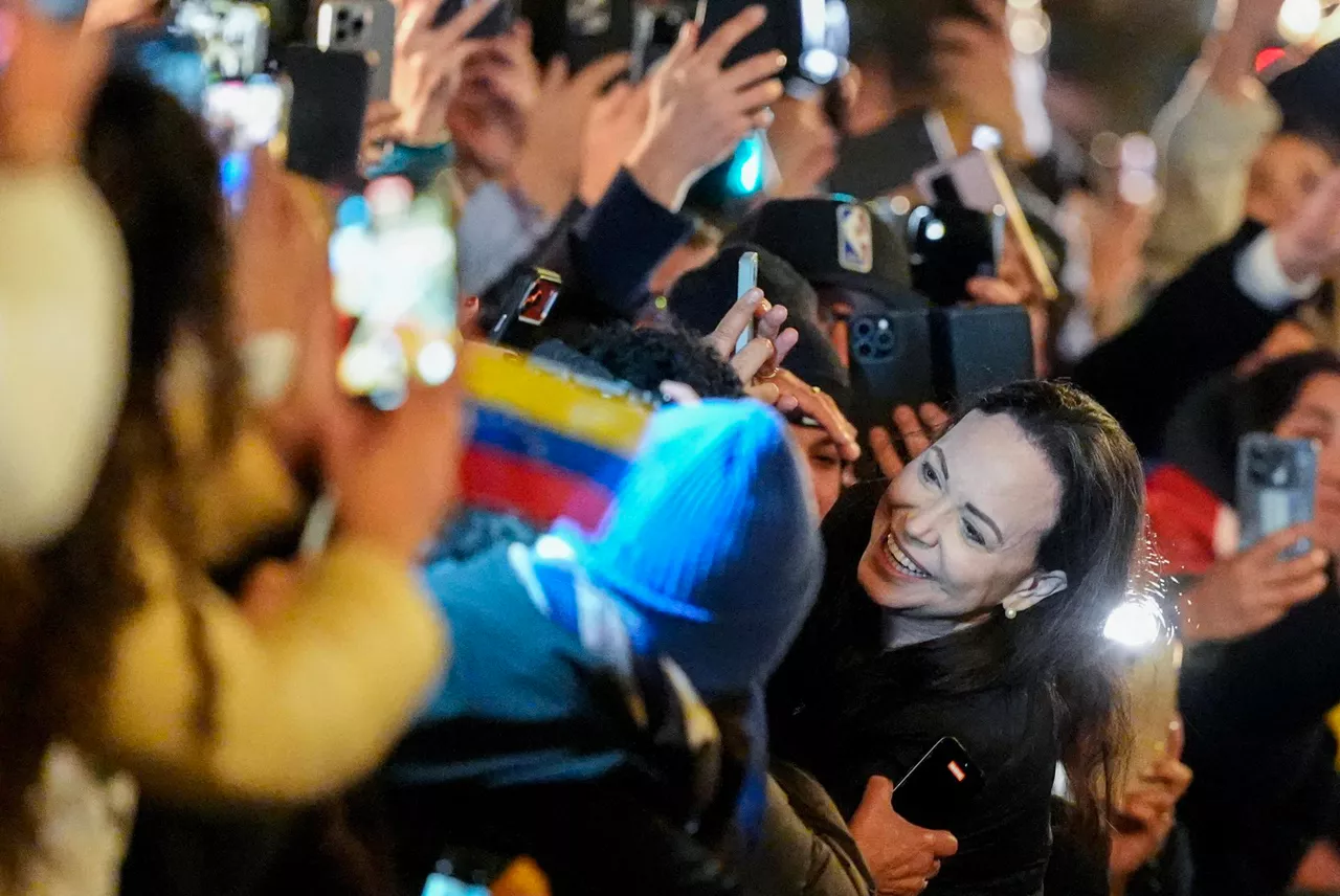 OSLO (Norway), 11/12/2025.- Nobel Peace Prize laureate Maria Corina Machado greets supporters at the Grand Hotel in Oslo, Norway, 11 December 2025. She received the Nobel Peace Prize 2025 for her tireless work promoting democratic rights for the people of Venezuela and for her struggle to achieve a just and peaceful transition from dictatorship to democracy. This is her first public appearance in 11 months. (Noruega) EFE/EPA/LISE ASERUD NORWAY OUT
