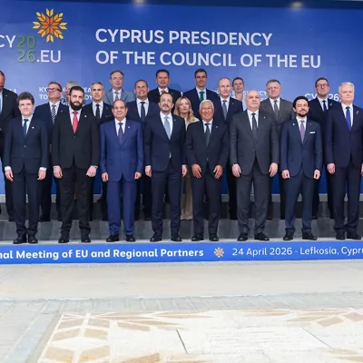 Lefkosia (Cyprus), 24/04/2026.- Leaders pose for a family photo following lunch with regional partners at an informal meeting of EU Heads of State or Government in Nicosia (Lefkosia), Cyprus, 24 April 2026. EU leaders are expected to address the current geopolitical developments and Europe's response to it. (Chipre) EFE/EPA/GEORGE CHRISTOFOROU
