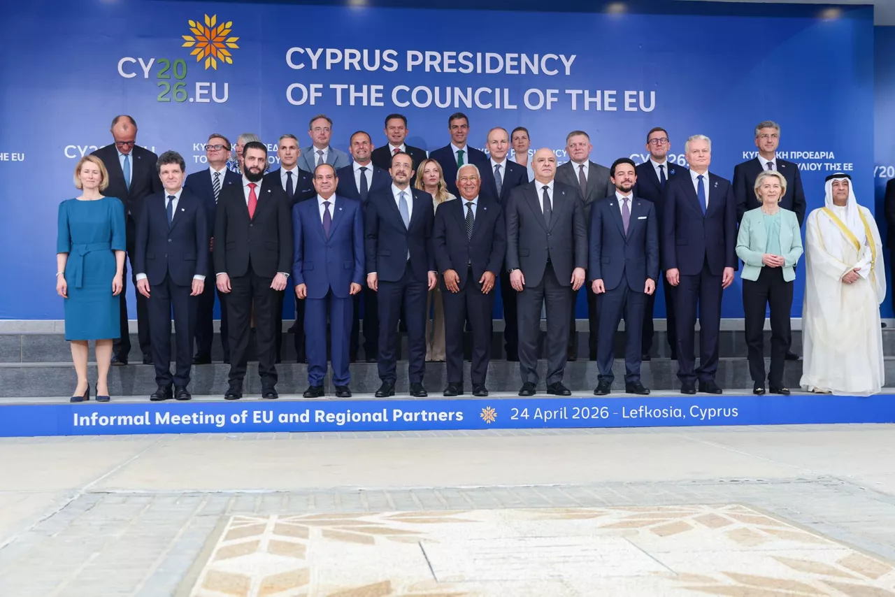 Lefkosia (Cyprus), 24/04/2026.- Leaders pose for a family photo following lunch with regional partners at an informal meeting of EU Heads of State or Government in Nicosia (Lefkosia), Cyprus, 24 April 2026. EU leaders are expected to address the current geopolitical developments and Europe's response to it. (Chipre) EFE/EPA/GEORGE CHRISTOFOROU
