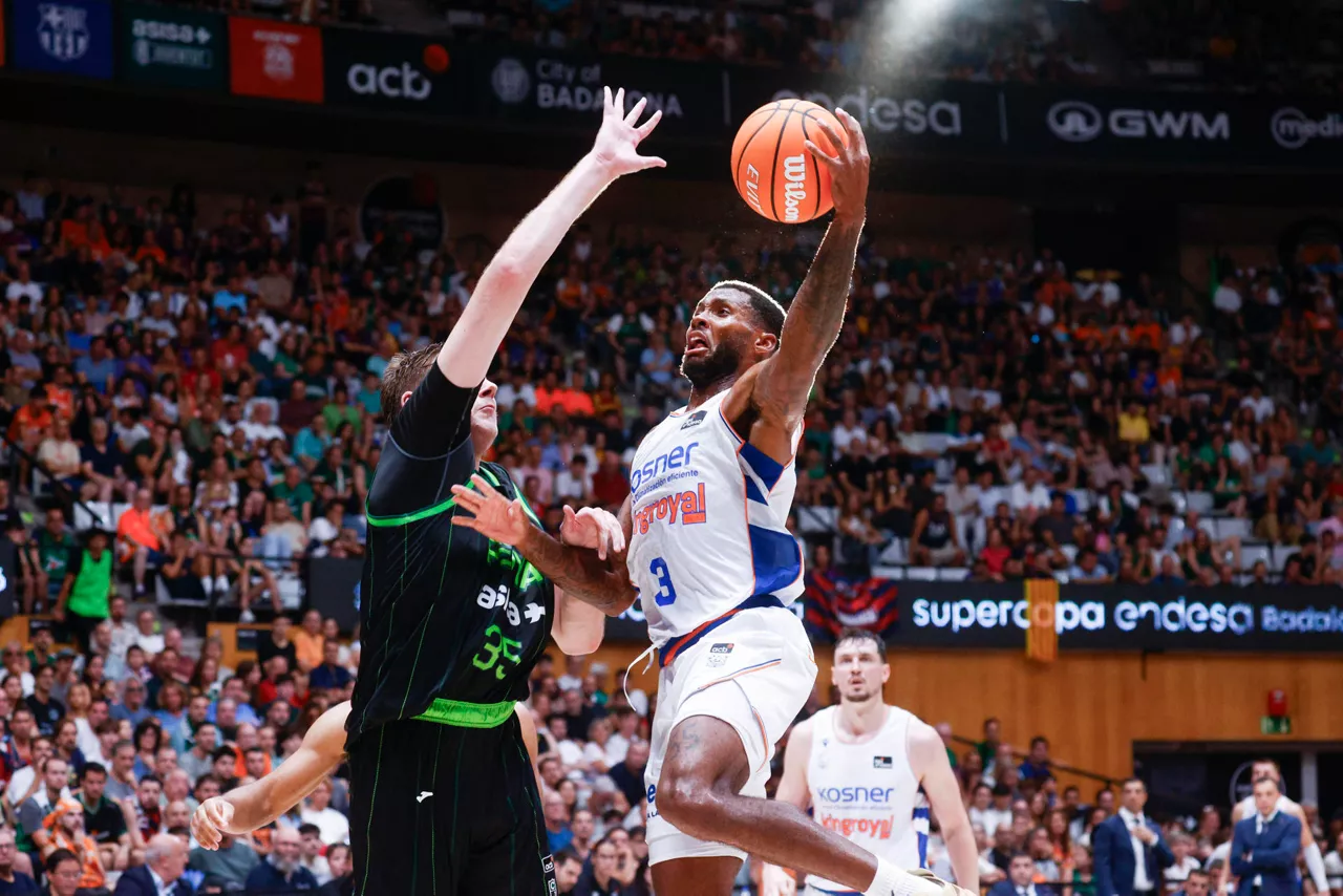 BADALONA (BARCELONA), 19/09/2026.- El escolta norteamericano del Baskonia D.J. Stewart Jr. (d) lucha con el pívot sueco del Joventut de Badalona Simon Birgander (i) durante la primera semifinal de la Supercopa Endesa disputado, esta tarde en el Pabellón Olímpico de Badalona entre el Asisa Joventut y Kosner Baskonia. EFE/ Quique García
