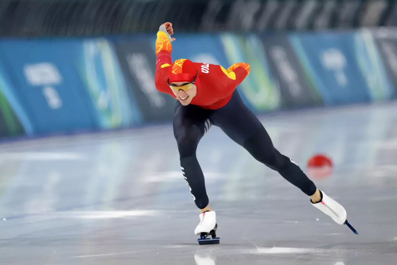 El navarro Daniel Milagros en los Juegos Olímpicos de Invierno de Milán-Cortina d'Ampezzo, durante la prueba del esprint 1.000 metros.