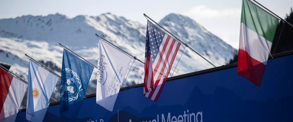 DAVOS (Switzerland), 19/01/2026.- Flags and the logo of the World Economic Forum (WEF) are pictured prior to the 56th annual meeting of the WEF in Davos, Switzerland, 19 January 2026. The meeting under the topic 'A Spirit of Dialogue' brings together entrepreneurs, scientists, and corporate and political leaders in Davos and takes place from 19 to 23 January in Davos. (Suiza) EFE/EPA/GIAN EHRENZELLER
