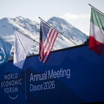 DAVOS (Switzerland), 19/01/2026.- Flags and the logo of the World Economic Forum (WEF) are pictured prior to the 56th annual meeting of the WEF in Davos, Switzerland, 19 January 2026. The meeting under the topic 'A Spirit of Dialogue' brings together entrepreneurs, scientists, and corporate and political leaders in Davos and takes place from 19 to 23 January in Davos. (Suiza) EFE/EPA/GIAN EHRENZELLER
