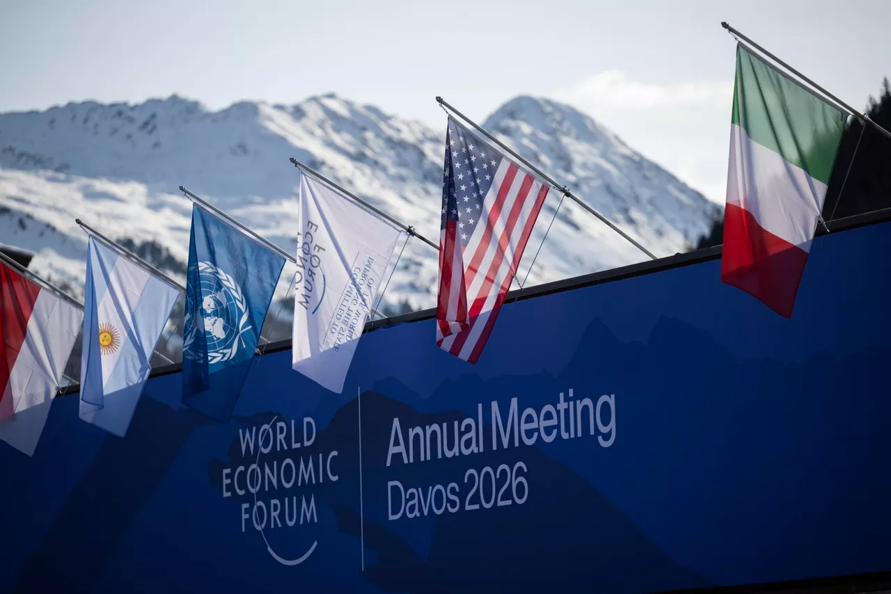 DAVOS (Switzerland), 19/01/2026.- Flags and the logo of the World Economic Forum (WEF) are pictured prior to the 56th annual meeting of the WEF in Davos, Switzerland, 19 January 2026. The meeting under the topic 'A Spirit of Dialogue' brings together entrepreneurs, scientists, and corporate and political leaders in Davos and takes place from 19 to 23 January in Davos. (Suiza) EFE/EPA/GIAN EHRENZELLER
