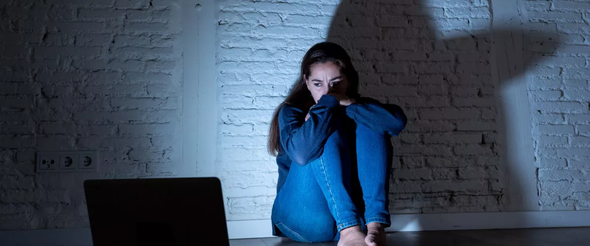 El Gobierno español ha aprobado este martes el anteproyecto de ley del derecho al honor y a la intimidad personal que contempla como delito el uso y difusión de imágenes o voces manipuladas sin consentimiento a través de la Inteligencia Artificial, las conocidas como 'deepfakes'.