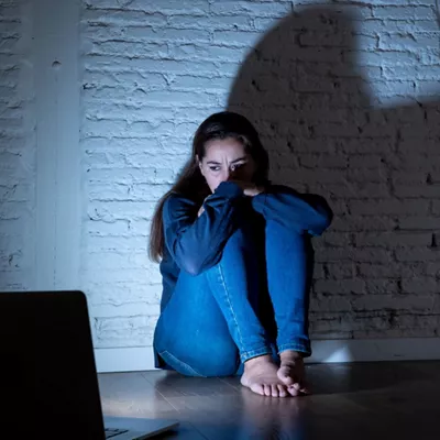 El Gobierno español ha aprobado este martes el anteproyecto de ley del derecho al honor y a la intimidad personal que contempla como delito el uso y difusión de imágenes o voces manipuladas sin consentimiento a través de la Inteligencia Artificial, las conocidas como 'deepfakes'.