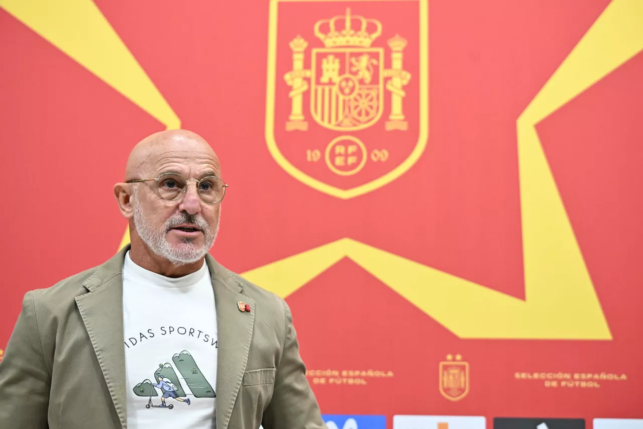 LAS ROZAS (MADRID), 18/09/2026.- Luis de la Fuente, seleccionador nacional español, da la lista de convocados para los primeros partidos de la Liga de Naciones, este viernes, en la Ciudad del Fútbol de Las Rozas (Madrid). EFE/ Fernando Villar
