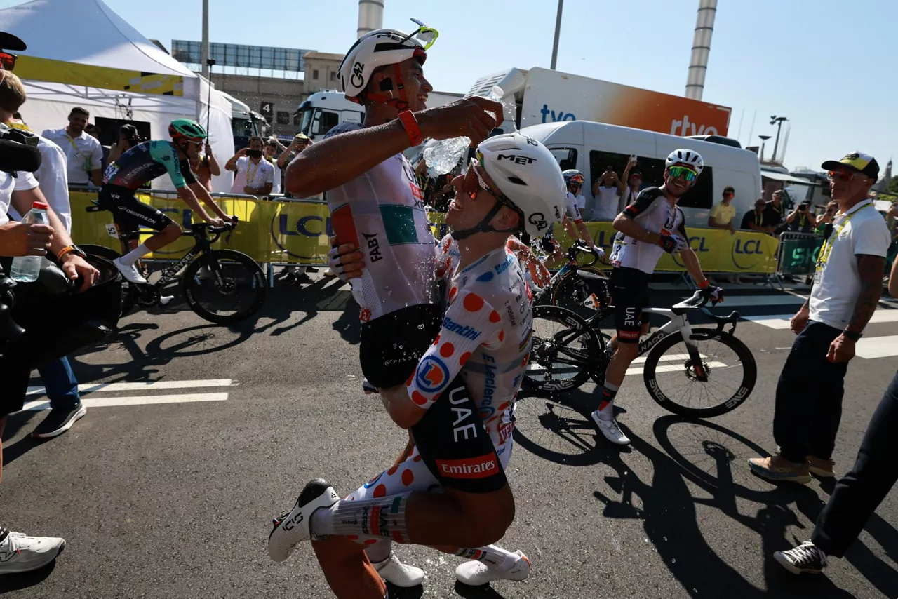 Barcelona (Spain), 05/07/2026.- Mexican cyclist Isaac del Toro (up) of UAE Team Emirates XRG celebrates at the finish area with teammate Polka Dot Jersey best climber Slovenian cyclist Tadej Pogacar (down) after the former wins the 2nd stage of the Tour de France cycling tour, a 168.5 km race from Tarragone to Barcelona, Spain, 05 July 2026. (Ciclismo, Francia, España) EFE/EPA/STEPHANIE LECOCQ / POOL
