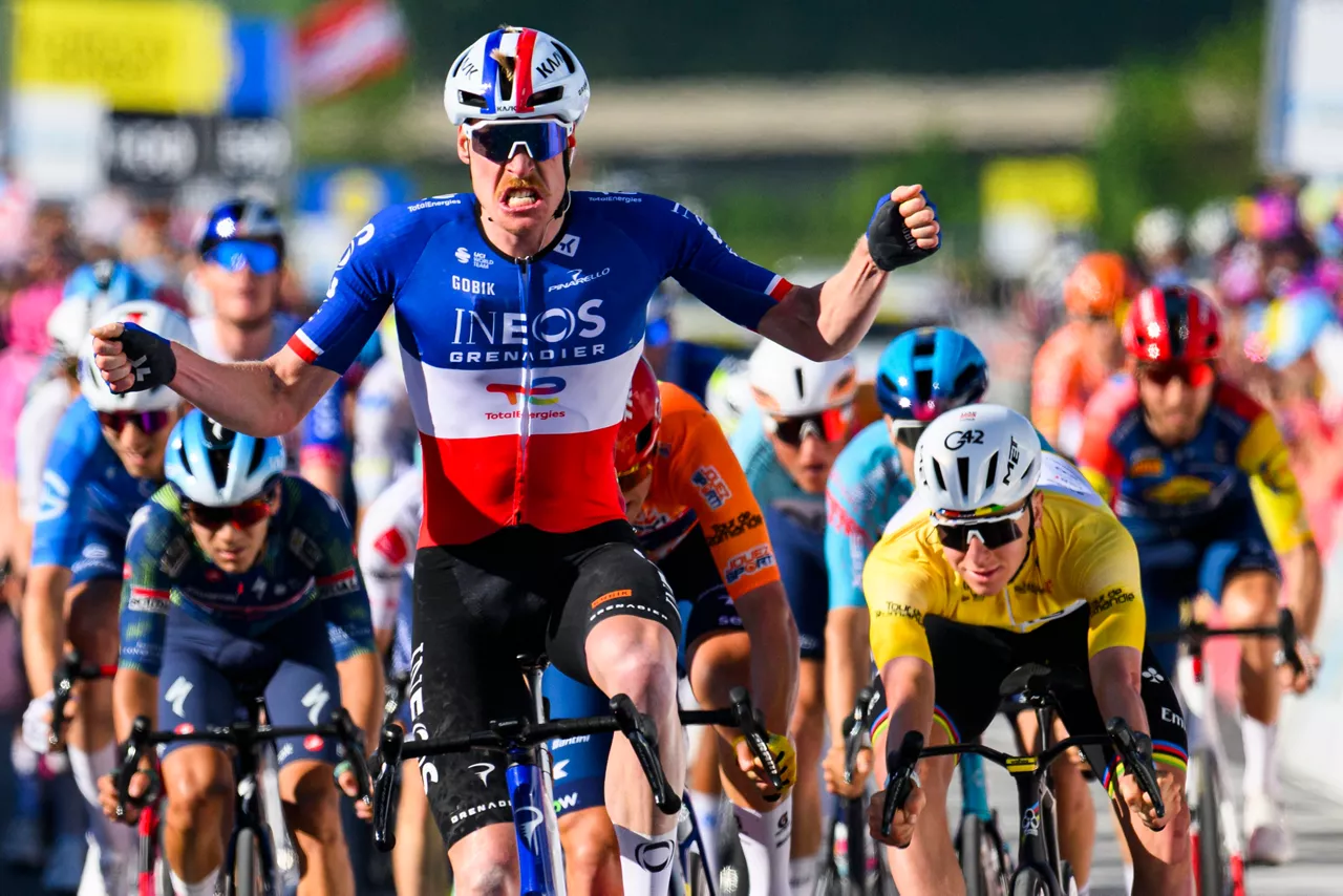 ORBE (Switzerland), 01/05/2026.- Winner Dorion Godon, left, from France of team INEOS Grenadiers raises his arms after crossing the finish line to win the third stage in front of fourth placed Tadej Pogacar, right, from Slovenia of UAE Team Emirates XRG, a 176,6 km race around Orbe at the 79th Tour de Romandie UCI World Tour Cycling race, in Orbe, Switzerland, 01 May 2026. (Ciclismo, Francia, Eslovenia, Suiza) EFE/EPA/JEAN-CHRISTOPHE BOTT
