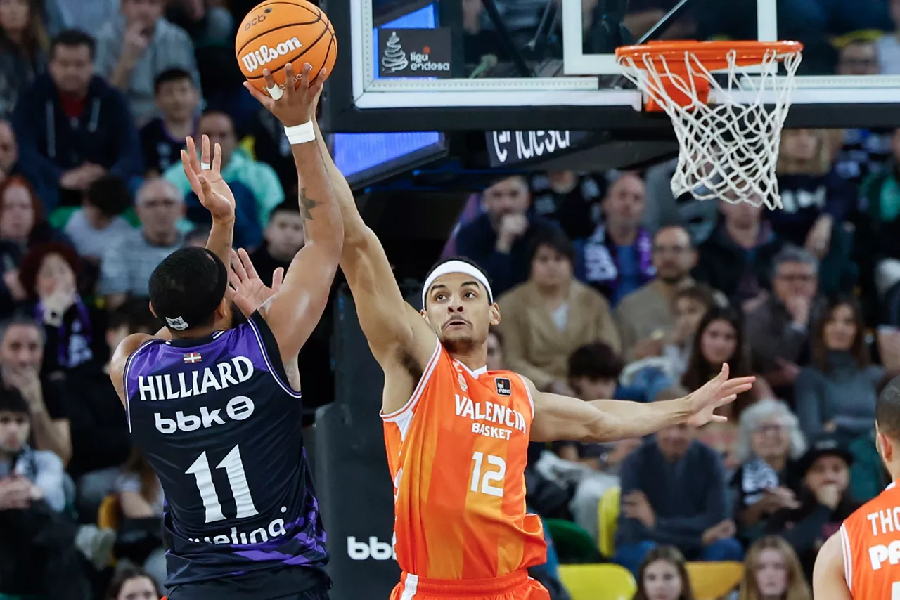 BILBAO, 02/01/2026.- El escolta del Surne Bilbao Darrun Hilliard (i) lanza a canasta defendido por Neal Sako, del Valencia Basket, durante el partido de Liga Endesa de baloncesto que se disputa este viernes en el Bilbao Arena. EFE/ Miguel Toña
