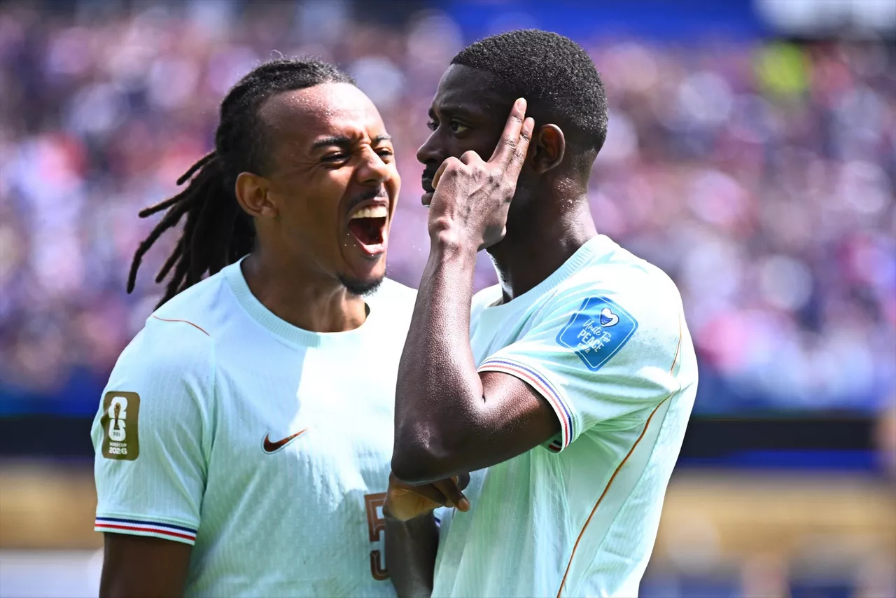 Dembele y Kounde celebran el gol del primero