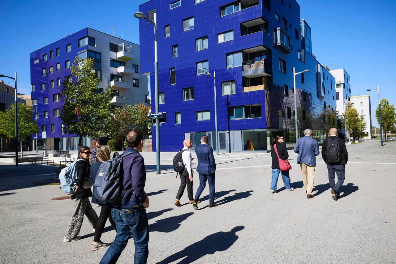 VIENA, 01/10/2026.- Pablo García Astrain, director de Vivienda, Suelo y Arquitectura del Gobierno Vasco, durante una visita al barrio de Seestadt, uno de los mayores proyectos urbanísticos de Europa. Una delegación vasca ha recorrido estos días diferentes proyectos de vivienda de la capital austríaca, desde conjuntos históricos hasta nuevos barrios con miles de viviendas, para estudiar una política considerada un modelo en Europa y en la que García Astrain identifica varias constantes. EFE/Patrick Rieser.
