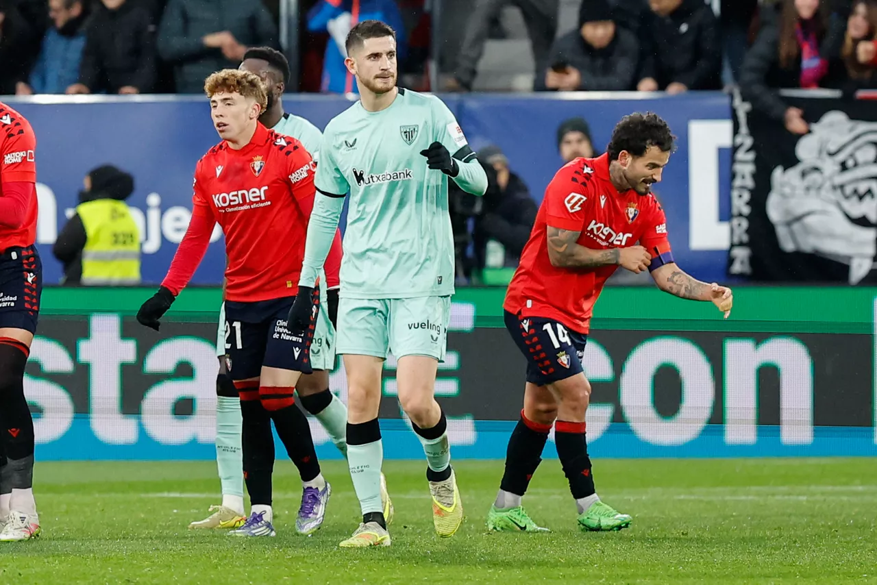 PAMPLONA, 03/01/2026.- Los jugadores del Osasuna celebran su primer gol, obra de Rubén García, durante el encuentro correspondiente a la jornada 18 de LaLiga EA Sports entre el CA Osasuna y el Athletic Club de Bilbao en El Sadar, Pamplona, este sábado. EFE/ Villar López
