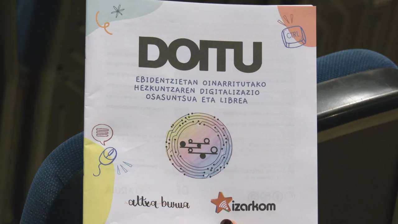 Haurren digitalizazio osasuntsua sustatzeko gida aurkeztu du Altxa Burua mugimenduak

Hego Euskal Herriko dozenaka familia elkartu dira Eibarren, Altxa Burua mugimenduaren lehenengo topaketa orokorrean

Nerabeen heren batek 5 ordu ematen ditu batez beste egunean mugikorraren aurrean. Hori gehitu behar zaizkio ikasleen erdiek beste lau ordu igarotzen dituztela eskolako pantailen aurrean


Horrenbestez, Altxa Buruak eskatu du berreskuratzea liburuen erabilera ikastetxeetan eta murriztea pantaila aurrean egiten diren orduak
