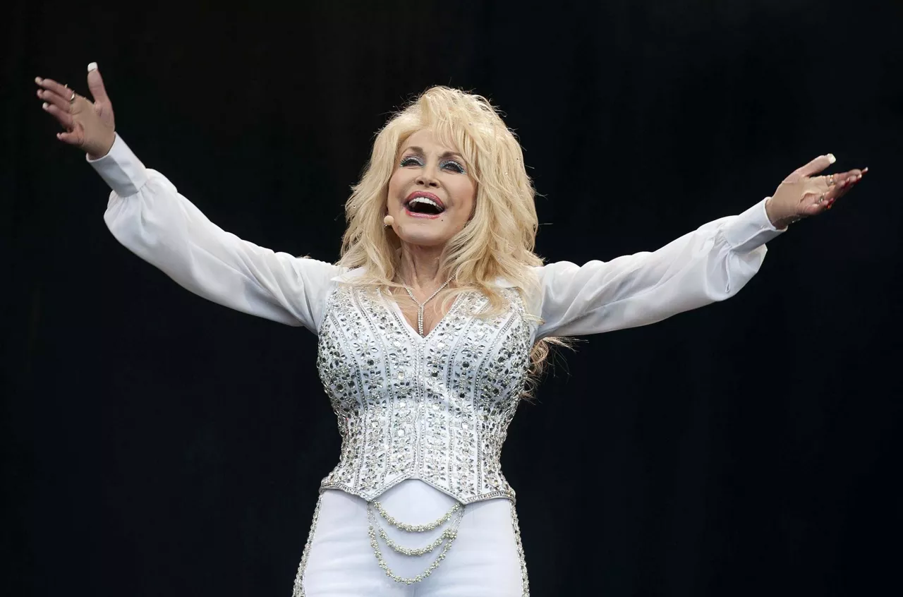 GLASTONBURY (United Kingdom), 25/08/2026.- (FILE) - US singer Dolly Parton performs at the Pyramid Stage of the Glastonbury Festival of Contemporary Performing Arts 2014 at Worthy Farm, near Pilton, Somerset, Britain, 29 June 2014 (reissued 25 August 2026). US country music legend Dolly Parton died at the age of 80, her family announced on social media on 25 August 2026. (Reino Unido) EFE/EPA/WILL OLIVER
