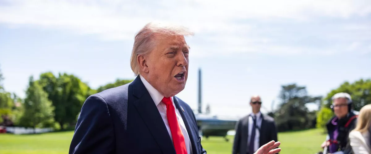 WASHINGTON (United States), 01/05/2026.- US President Donald Trump speaks to reporters as he departs the White House for Florida in Washington, DC, USA, 01 May 2026. Trump spoke about Iran, as well as about Spirit Airlines, saying his administration gave the airline a 'final' bailout proposal. EFE/EPA/JIM LO SCALZO / POOL
