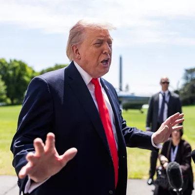 WASHINGTON (United States), 01/05/2026.- US President Donald Trump speaks to reporters as he departs the White House for Florida in Washington, DC, USA, 01 May 2026. Trump spoke about Iran, as well as about Spirit Airlines, saying his administration gave the airline a 'final' bailout proposal. EFE/EPA/JIM LO SCALZO / POOL
