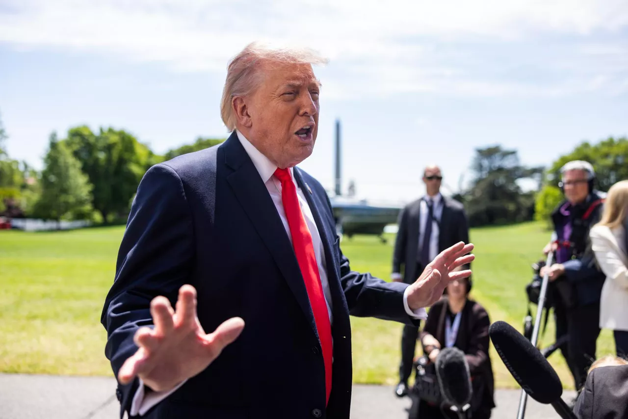 WASHINGTON (United States), 01/05/2026.- US President Donald Trump speaks to reporters as he departs the White House for Florida in Washington, DC, USA, 01 May 2026. Trump spoke about Iran, as well as about Spirit Airlines, saying his administration gave the airline a 'final' bailout proposal. EFE/EPA/JIM LO SCALZO / POOL
