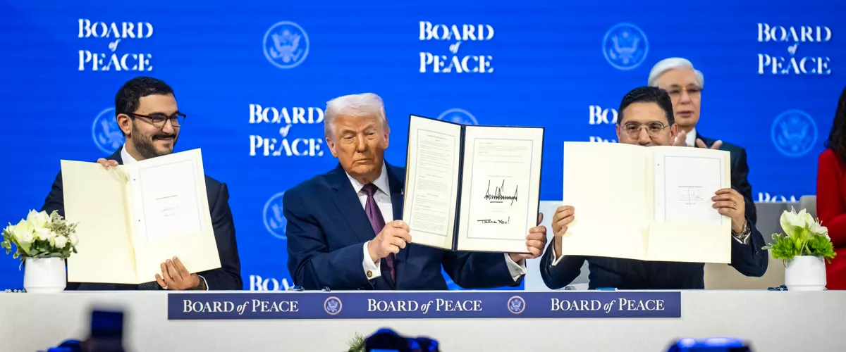 DAVOS (Switzerland), 22/01/2026.- US President Donald Trump (C) sits between Bahrain's Minister of the Prime Minister's Court Sheikh Isa bin Salman bin Hamad Al Khalifa (L) and Morocco's Foreign Minister Nasser Bourita (R) during a signing ceremony of the 'Board of Peace' charter during the 56th annual meeting of the World Economic Forum (WEF), in Davos, Switzerland, 22 January 2026. The 2026 summit, running from 19 to 23 January and held under the theme 'A Spirit of Dialogue,' brings together global political leaders, corporate executives, and scientists to address international challenges. (Bahrein, Marruecos, Suiza) EFE/EPA/GIAN EHRENZELLER
