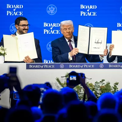 DAVOS (Switzerland), 22/01/2026.- US President Donald Trump (C) sits between Bahrain's Minister of the Prime Minister's Court Sheikh Isa bin Salman bin Hamad Al Khalifa (L) and Morocco's Foreign Minister Nasser Bourita (R) during a signing ceremony of the 'Board of Peace' charter during the 56th annual meeting of the World Economic Forum (WEF), in Davos, Switzerland, 22 January 2026. The 2026 summit, running from 19 to 23 January and held under the theme 'A Spirit of Dialogue,' brings together global political leaders, corporate executives, and scientists to address international challenges. (Bahrein, Marruecos, Suiza) EFE/EPA/GIAN EHRENZELLER
