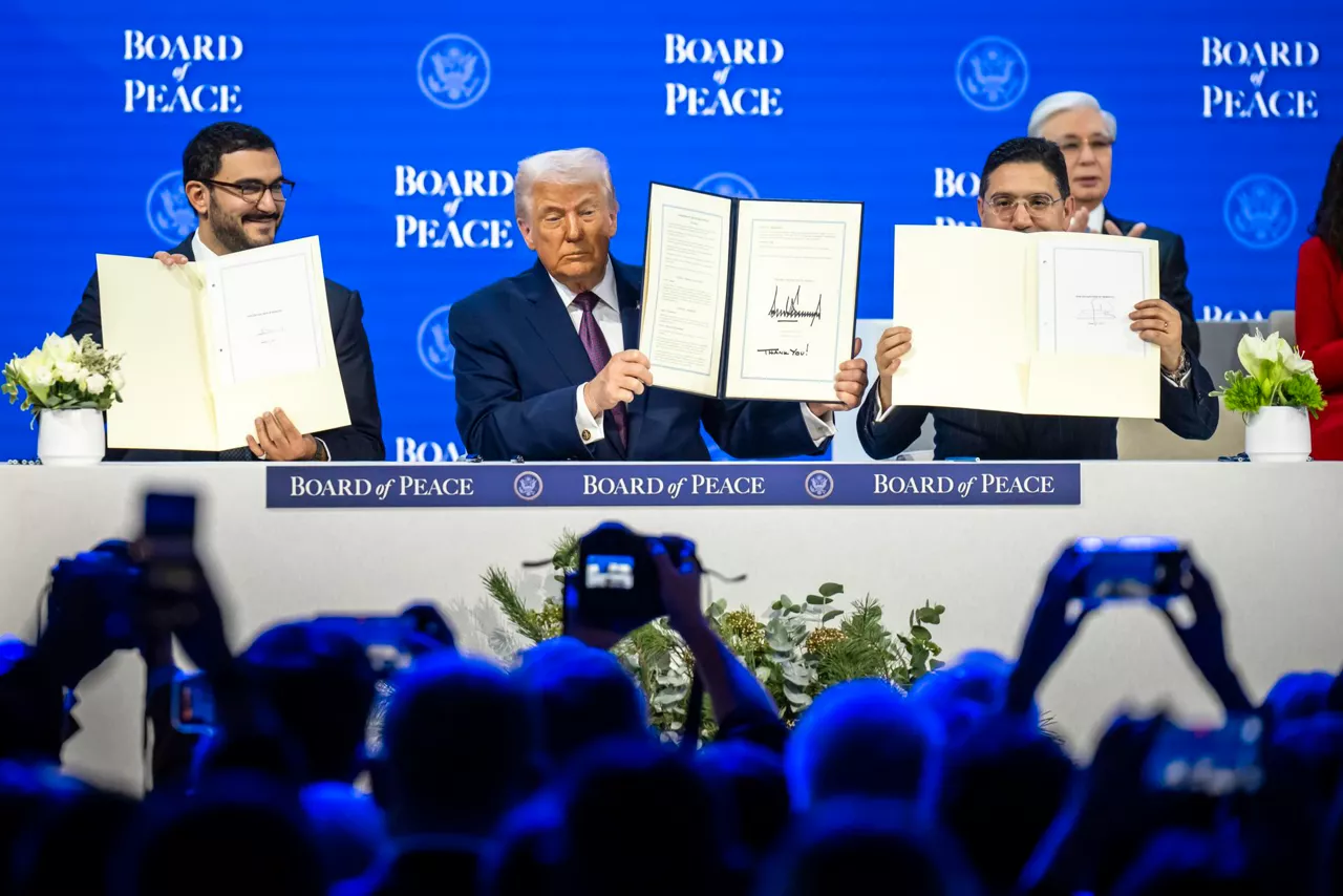 DAVOS (Switzerland), 22/01/2026.- US President Donald Trump (C) sits between Bahrain's Minister of the Prime Minister's Court Sheikh Isa bin Salman bin Hamad Al Khalifa (L) and Morocco's Foreign Minister Nasser Bourita (R) during a signing ceremony of the 'Board of Peace' charter during the 56th annual meeting of the World Economic Forum (WEF), in Davos, Switzerland, 22 January 2026. The 2026 summit, running from 19 to 23 January and held under the theme 'A Spirit of Dialogue,' brings together global political leaders, corporate executives, and scientists to address international challenges. (Bahrein, Marruecos, Suiza) EFE/EPA/GIAN EHRENZELLER
