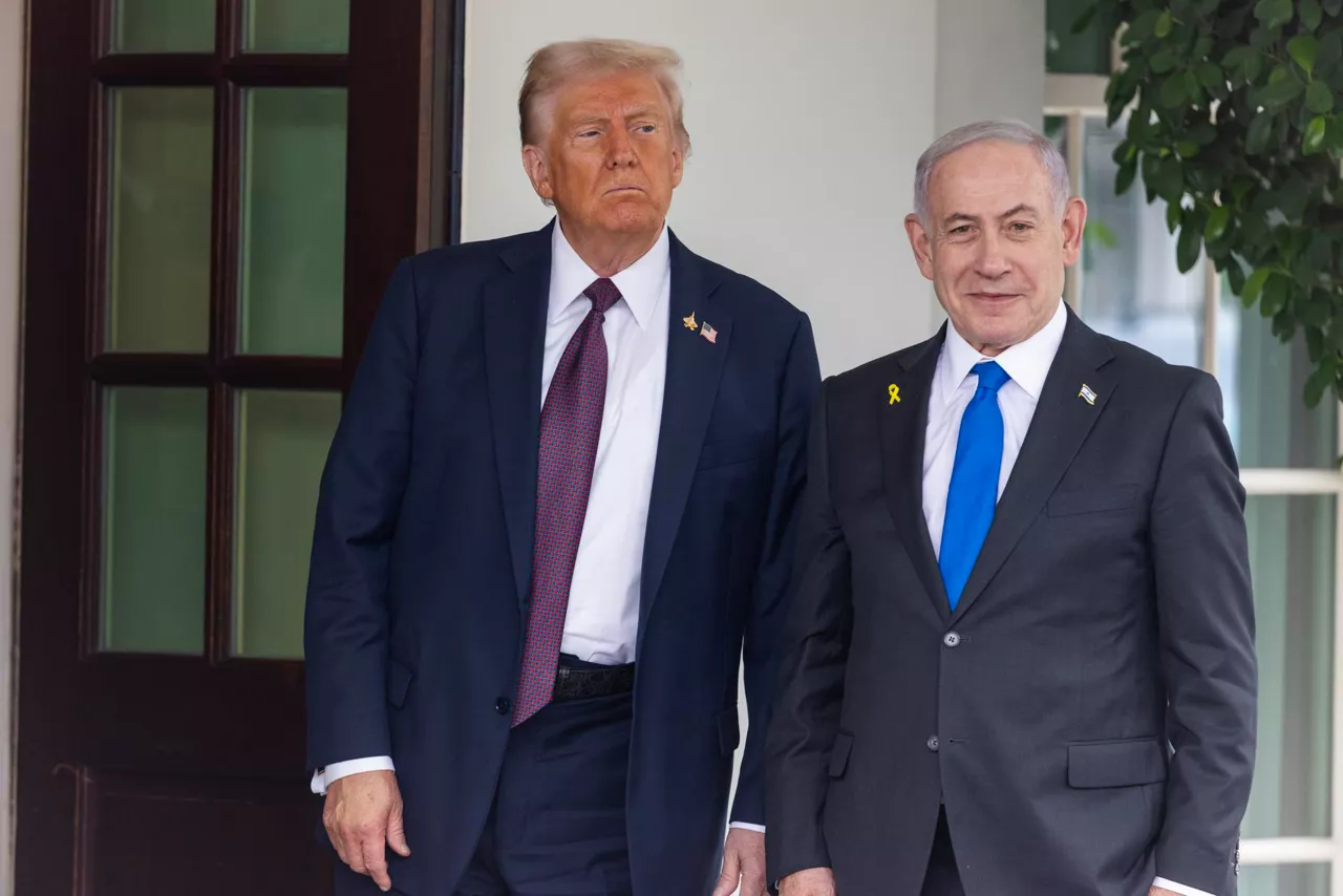 WASHINGTON (United States), 29/09/2025.- US President Donald Trump (L) welcomes Israeli Prime Minister Benjamin Netanyahu (R) to the White House in Washington, DC, USA, 29 September 2025. Trump is planning to press Netanyahu to accept a peace deal to end Israel’s ongoing war in Gaza and for Hamas to free their remaining hostages. EFE/EPA/JIM LO SCALZO
