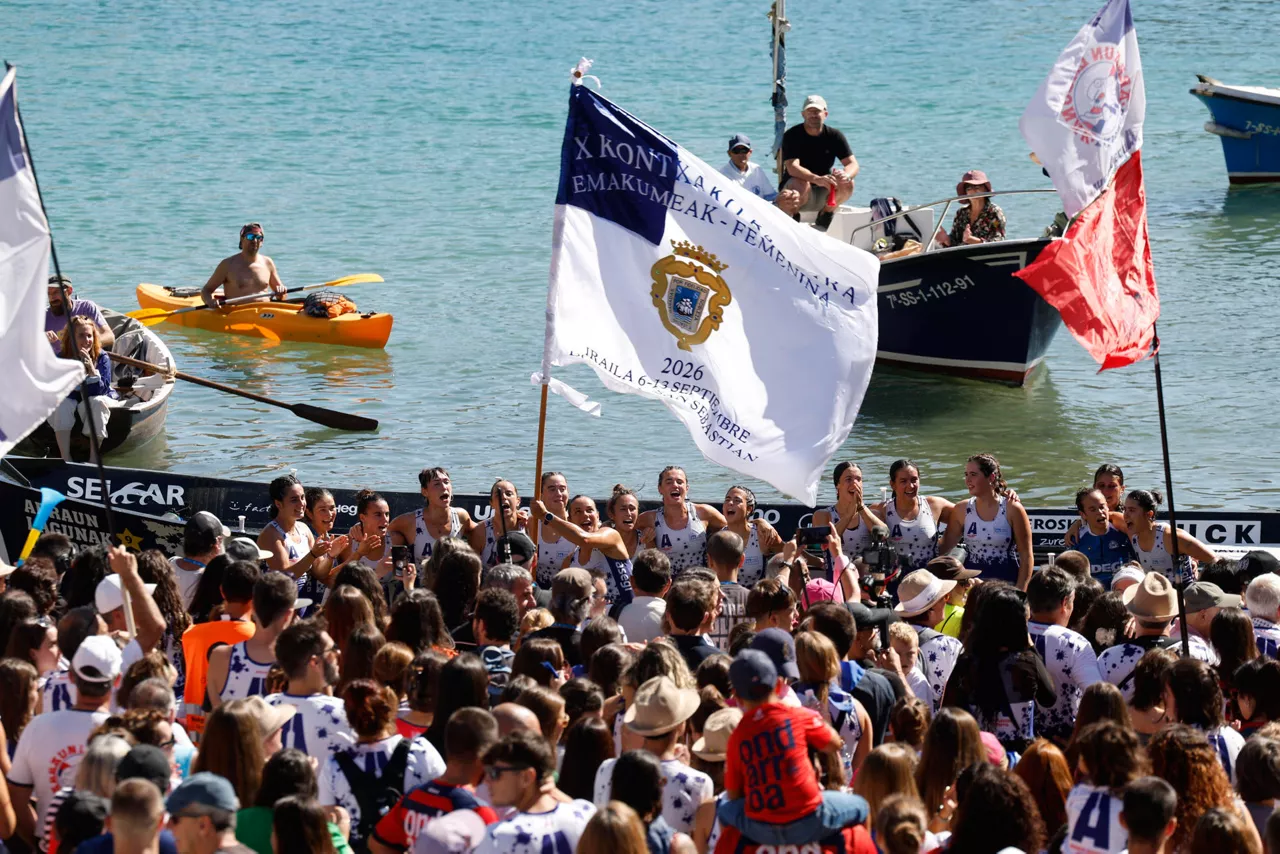 SAN SEBASTIÁN, 13/09/2026.- Las remeras de la embarcación Arraun Lagunak celebran la victoria en la categoría femenina de las regatas de traineras de la Concha este domingo, en San Sebastián. EFE/ Juan Herrero
