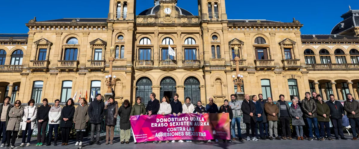 SAN SEBASTIÁN, 23/01/2026.- La corporación municipal donostiarra se ha concentrado este viernes para condenar la última agresión sexual registrada en San Sebastián. EFE/Javier Etxezarreta
