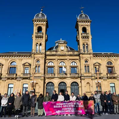 SAN SEBASTIÁN, 23/01/2026.- La corporación municipal donostiarra se ha concentrado este viernes para condenar la última agresión sexual registrada en San Sebastián. EFE/Javier Etxezarreta
