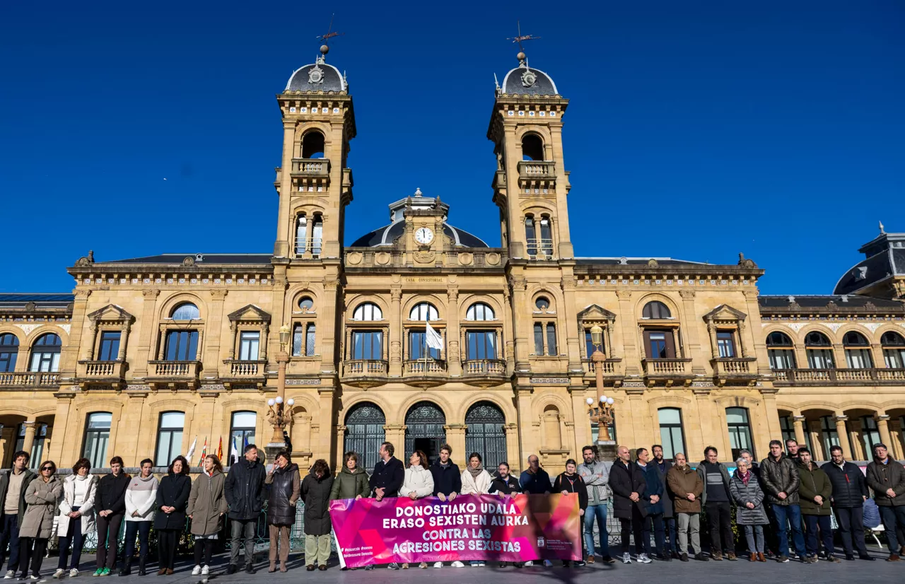 SAN SEBASTIÁN, 23/01/2026.- La corporación municipal donostiarra se ha concentrado este viernes para condenar la última agresión sexual registrada en San Sebastián. EFE/Javier Etxezarreta
