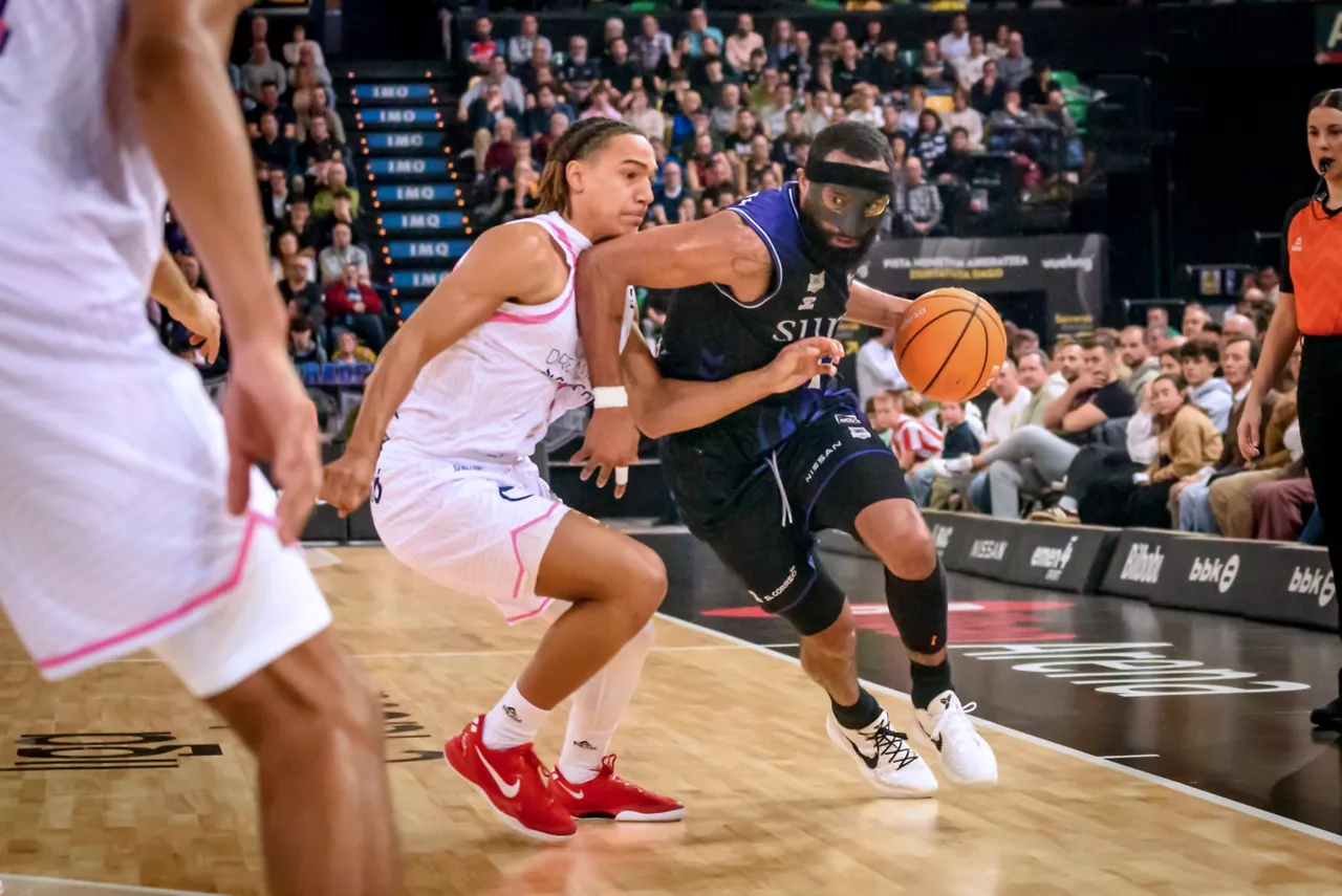 BILBAO, 07/12/2025.- El escolta estadounidense del Surne Bilbao Basket, Durrun Hilliard (d) y el escolta suizo del Gran Canaria Lucas Maniema (i), durante el partido de la Liga Endesa de baloncesto entre el Surne Bilbao Basket y el Dreamland Gran Canaria, este domingo en el Bilbao Arena de la capital vizcaína. EFE/Javier Zorrilla
