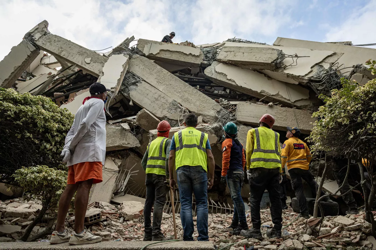 AME5338. LA GUAIRA (VENEZUELA), 27/06/2026.- Rescatistas participan en labores de búsqueda en un edificio afectado por un terremoto, este sábado en La Guaira (Venezuela). EFE/ Henry Chirinos
