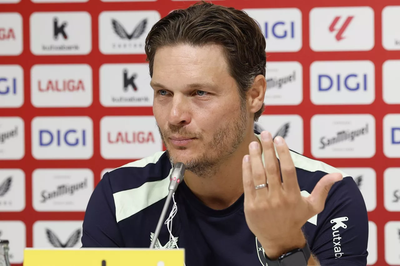 LEZAMA(BIZKAIA), 18/09/2026.- El entrenador del Athletic de Bilbao, Edin Terzic, durante la rueda de prensa que ha ofrecido este viernes, previa al encuentro que el conjunto rojiblanco disputará el próximo sábado contra el Deportivo Alavés en el estadio de San Mamés.EFE/ Miguel Toña
