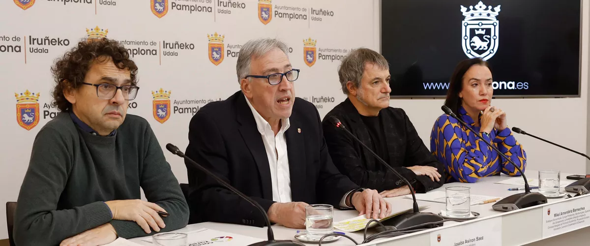 GRAFCAV8013. PAMPLONA, 23/12/2025.- El alcalde de Pamplona, Joseba Asirón (2i), acompañado del concejal delegado de Acción Social, Txema Mauleón (i), del concejal delegado de Promoción Económica, Promoción Europea, Innovación, Juventud, y Cooperación al  Desarrollo, Mikel Armendáriz (2d) y de la concejala delegada de Igualdad, Acción Comunitaria, Barrios y Diversidad Cultural, Zaloa Basabe, durante la rueda de prensa que han ofrecido este martes en Pamplona en la que han pedido la dimisión de los concejales Cristina Ibarrola (UPN) y Carlos García Adanero (PP) por sus "discursos xenófobos" en torno a la agresión sexual que tuvo lugar en Pamplona el pasado 23 de octubre tras la cual la Policía Municipal detuvo a cuatro personas por su presunta implicación en los hechos, aunque la titular del Juzgado de Violencia sobre la Mujer nº 1 de Pamplona les exculpó tras recibir las pruebas de ADN. EFE/Villar López
