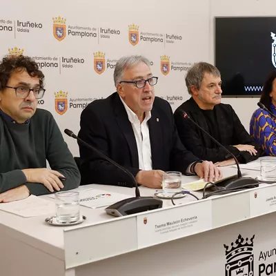 GRAFCAV8013. PAMPLONA, 23/12/2025.- El alcalde de Pamplona, Joseba Asirón (2i), acompañado del concejal delegado de Acción Social, Txema Mauleón (i), del concejal delegado de Promoción Económica, Promoción Europea, Innovación, Juventud, y Cooperación al  Desarrollo, Mikel Armendáriz (2d) y de la concejala delegada de Igualdad, Acción Comunitaria, Barrios y Diversidad Cultural, Zaloa Basabe, durante la rueda de prensa que han ofrecido este martes en Pamplona en la que han pedido la dimisión de los concejales Cristina Ibarrola (UPN) y Carlos García Adanero (PP) por sus "discursos xenófobos" en torno a la agresión sexual que tuvo lugar en Pamplona el pasado 23 de octubre tras la cual la Policía Municipal detuvo a cuatro personas por su presunta implicación en los hechos, aunque la titular del Juzgado de Violencia sobre la Mujer nº 1 de Pamplona les exculpó tras recibir las pruebas de ADN. EFE/Villar López
