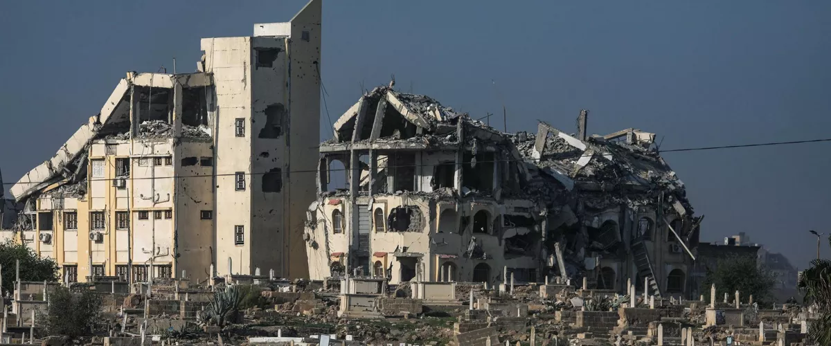 Palestinarrak antzinako hilerri baten ondotik pasatzen