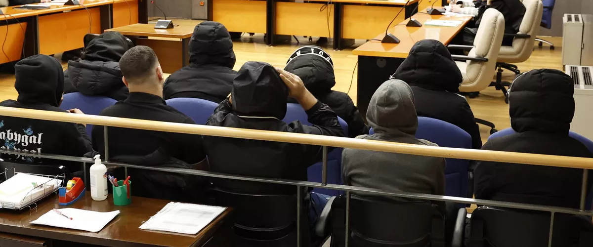 BILBAO, 09/03/2026.- La Sección Primera de la Audiencia Provincial de Bizkaia ha celebrado este miércoles la última sesión del juicio a once personas acusadas (en la imagen) de una agresión homófoba a un joven en la madrugada del 6 de junio de 2021 en Basauri (Bizkaia), a quien dejaron inconsciente tras propinarle una brutal paliza por su orientación sexual. EFE/ Miguel Toña

