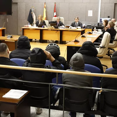BILBAO, 09/03/2026.- La Sección Primera de la Audiencia Provincial de Bizkaia ha celebrado este miércoles la última sesión del juicio a once personas acusadas (en la imagen) de una agresión homófoba a un joven en la madrugada del 6 de junio de 2021 en Basauri (Bizkaia), a quien dejaron inconsciente tras propinarle una brutal paliza por su orientación sexual. EFE/ Miguel Toña
