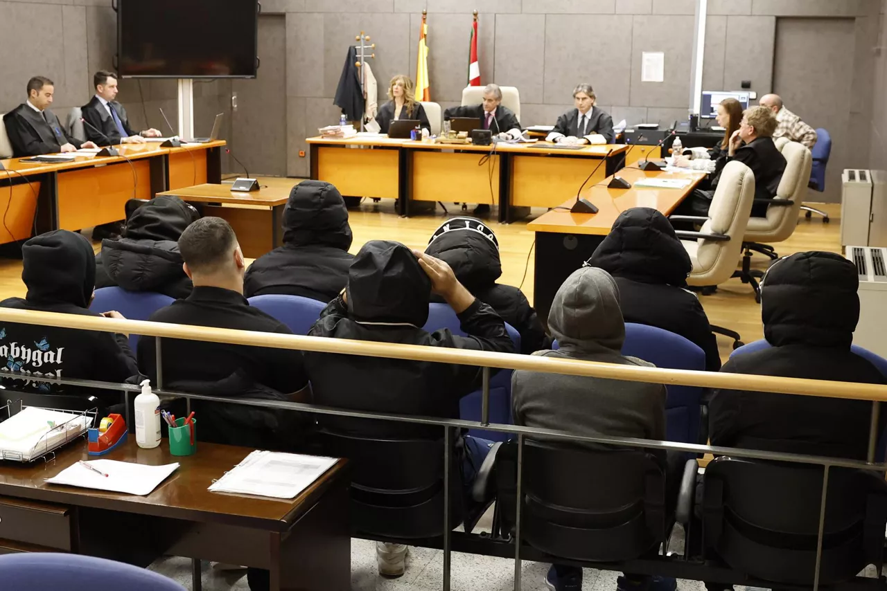 BILBAO, 09/03/2026.- La Sección Primera de la Audiencia Provincial de Bizkaia ha celebrado este miércoles la última sesión del juicio a once personas acusadas (en la imagen) de una agresión homófoba a un joven en la madrugada del 6 de junio de 2021 en Basauri (Bizkaia), a quien dejaron inconsciente tras propinarle una brutal paliza por su orientación sexual. EFE/ Miguel Toña
