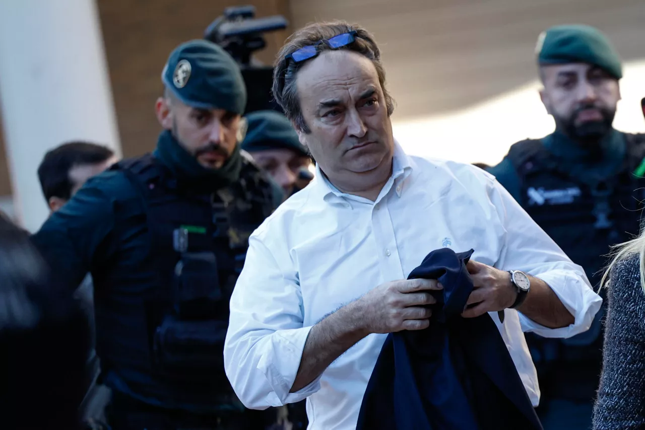 GRAFCVA820. CATARROJA (VALENCIA), 21/11/2025.- La jueza que investiga la gestión de la dana toma declaración, en calidad de testigo, al dueño del restaurante El Ventorro de València, en la imagen, a su llegada a los juzgados. EFE/Ana Escobar
