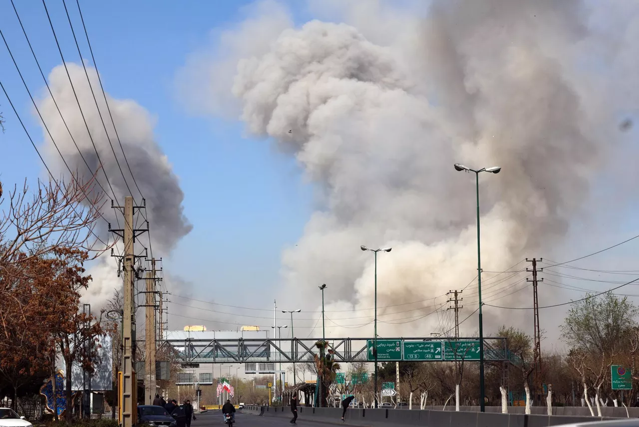 FOTODELDÍA Teherán (Irán), 05/03/2026. La gente corre en busca de refugio mientras el humo se eleva tras un ataque aéreo en el centro de Teherán, Irán, este jueves. Una operación militar conjunta israelí-estadounidense continúa atacando múltiples puntos de Irán desde la madrugada del 28 de febrero de 2026. EFE/ Abedin Taherkenareh

