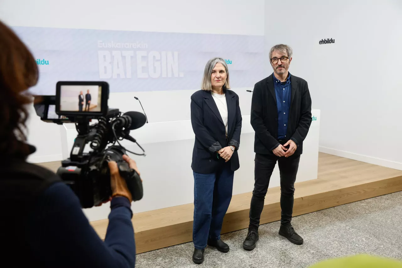 La secretaria de programa de EH Bildu, Nerea Kortajarena (i), y el parlamentario, Josu Aztiria (d), informan este viernes en San Sebastián del proceso de trabajo que iniciará esta formación con el objetivo de diseñar una nueva "política lingüística"