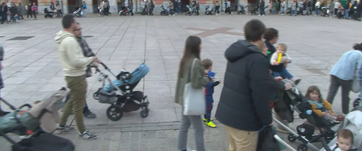 Multitudinaria protesta en Eibar para denunciar la falta de plazas suficientes en las haurreskolas