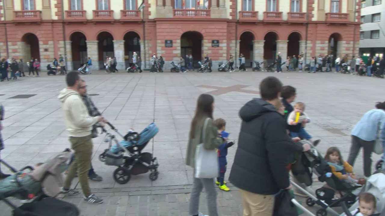 Multitudinaria protesta en Eibar para denunciar la falta de plazas suficientes en las haurreskolas
