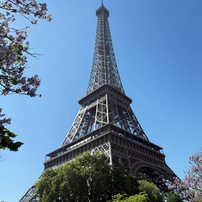 PRODUCTION - 06 April 2025, France, Paris: The Eiffel Tower shines in a new coat of paint. The Eiffel Tower has again been given the all-clear despite repeated concerns that rust is taking its toll of Paris's best-known landmark. Photo: Michael Evers/dpa