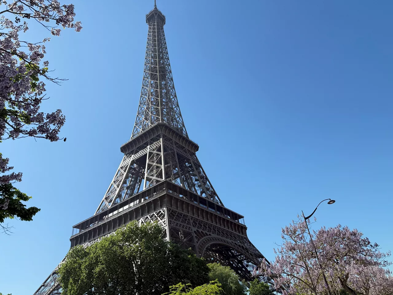 PRODUCTION - 06 April 2025, France, Paris: The Eiffel Tower shines in a new coat of paint. The Eiffel Tower has again been given the all-clear despite repeated concerns that rust is taking its toll of Paris's best-known landmark. Photo: Michael Evers/dpa