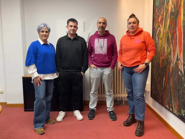 ELA sindikatuak, berriz, “euskararen aurka antolatutako kanpaina” baten parte izatea leporatu dio CCOOri