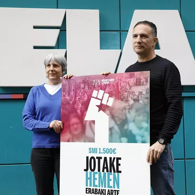 BILBAO, 13/04/2026.- El secretario general de ELA, Mitxel Lakuntza (d), y la secretaria general adjunta, Amaia Muñoa (i), han presentado este lunes en Bilbao los actos, el lema, el cartel y las reivindicaciones del sindicato para el Primero de Mayo. EFE/ Miguel Toña
