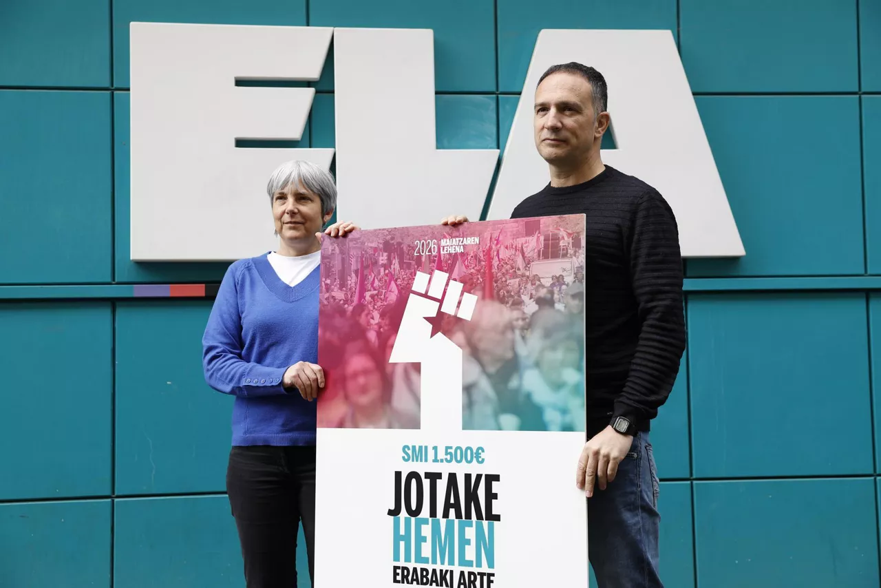 BILBAO, 13/04/2026.- El secretario general de ELA, Mitxel Lakuntza (d), y la secretaria general adjunta, Amaia Muñoa (i), han presentado este lunes en Bilbao los actos, el lema, el cartel y las reivindicaciones del sindicato para el Primero de Mayo. EFE/ Miguel Toña
